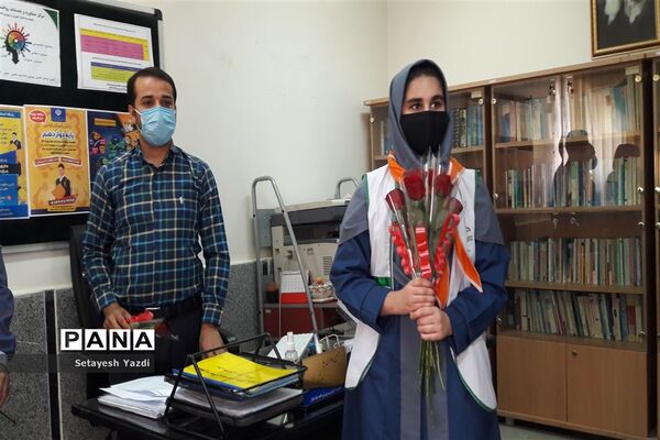 توزیع گل توسط دانش آموز پیشتاز دبیرستان هیات امنایی پاینده بمناسبت میلاد پیامبر (ص)