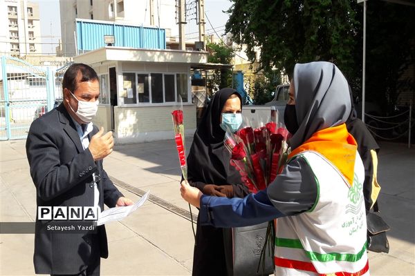 توزیع گل توسط دانش آموز پیشتاز دبیرستان هیات امنایی پاینده بمناسبت میلاد پیامبر (ص)