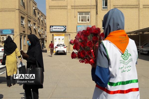 توزیع گل توسط دانش آموز پیشتاز دبیرستان هیات امنایی پاینده بمناسبت میلاد پیامبر (ص)