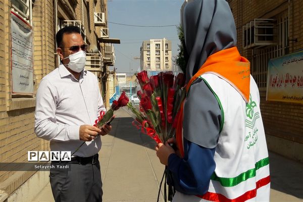 توزیع گل توسط دانش آموز پیشتاز دبیرستان هیات امنایی پاینده بمناسبت میلاد پیامبر (ص)