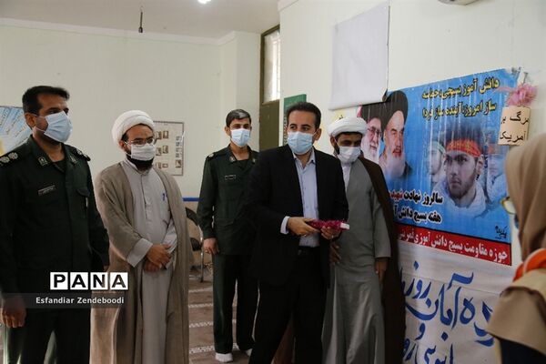 نواختن زنگ استکبار ستیزی در مدارس اهرم