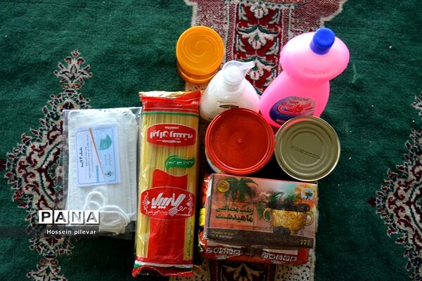 بسته بندی مواد غذایی برای توزیع میان افراد نیازمند در بیرجند
