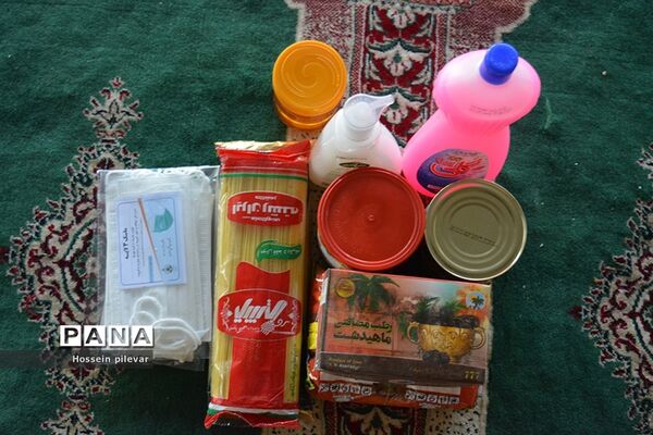 بسته بندی مواد غذایی برای توزیع میان افراد نیازمند در بیرجند