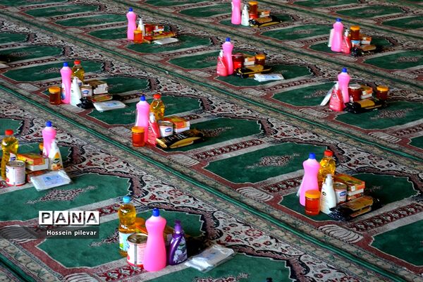 بسته بندی مواد غذایی برای توزیع میان افراد نیازمند در بیرجند