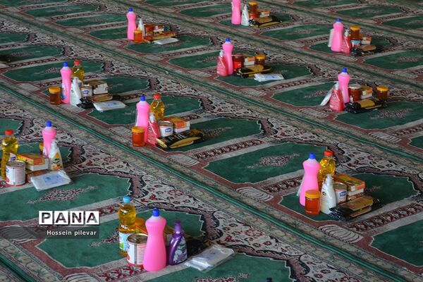 بسته بندی مواد غذایی برای توزیع میان افراد نیازمند در بیرجند