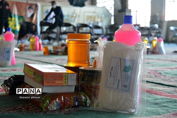بسته بندی مواد غذایی برای توزیع میان افراد نیازمند در بیرجند