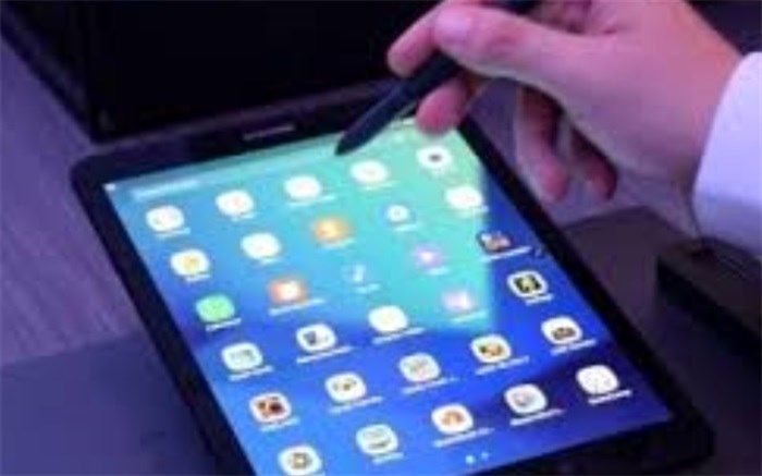 نهضت خیرین منطقه جوادآباد در اهدای تبلت به دانش‌آموزان نیازمند