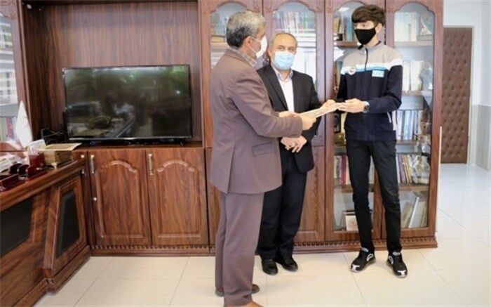 تقدیر مدیرکل آموزش و پرورش استان البرز از دانش آموز دارنده مدال طلای مسابقات تکواندو فیلیپین