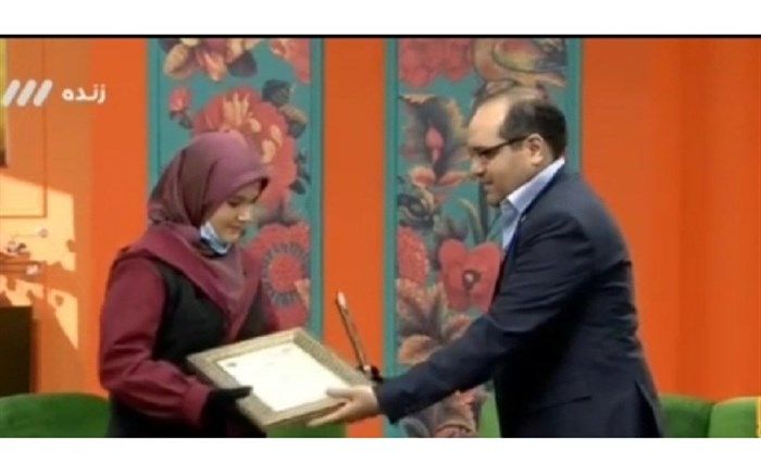 اعطای جایزه بنیاد البرز به دانش آموز دبیرستان شهید بینایی منطقه 15 شهرتهران