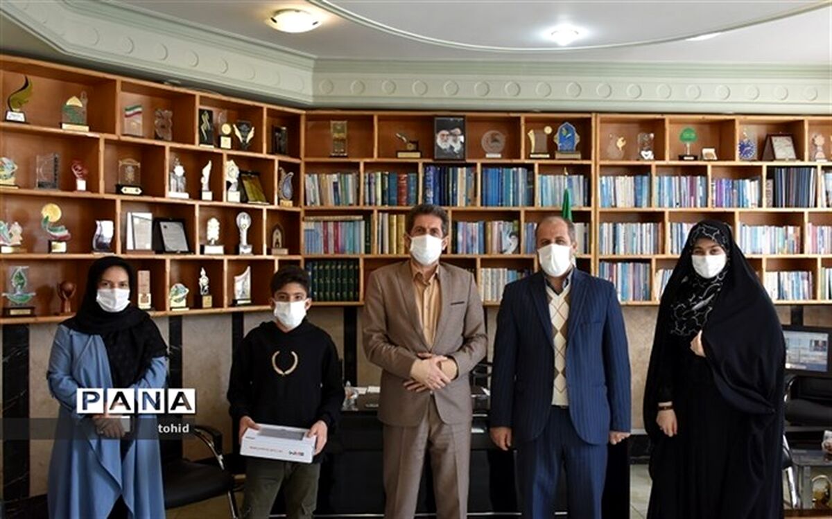 اهدا تبلت به دانش آموز کولبر پاوه ای توسط سازمان دانش آموزی استان کرمانشاه