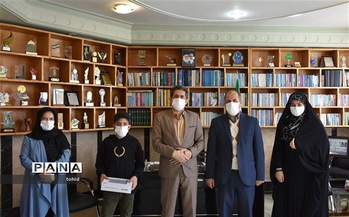 اهدا تبلت به دانش آموز کولبر پاوه ای توسط سازمان دانش آموزی استان کرمانشاه