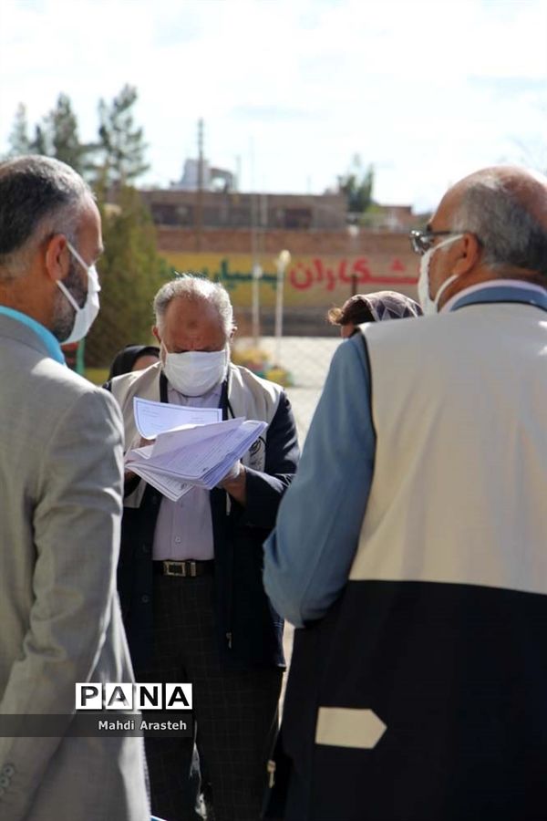 دستان مهر ورز گل لبخند رابرلبان زوج های خوسفی آورد