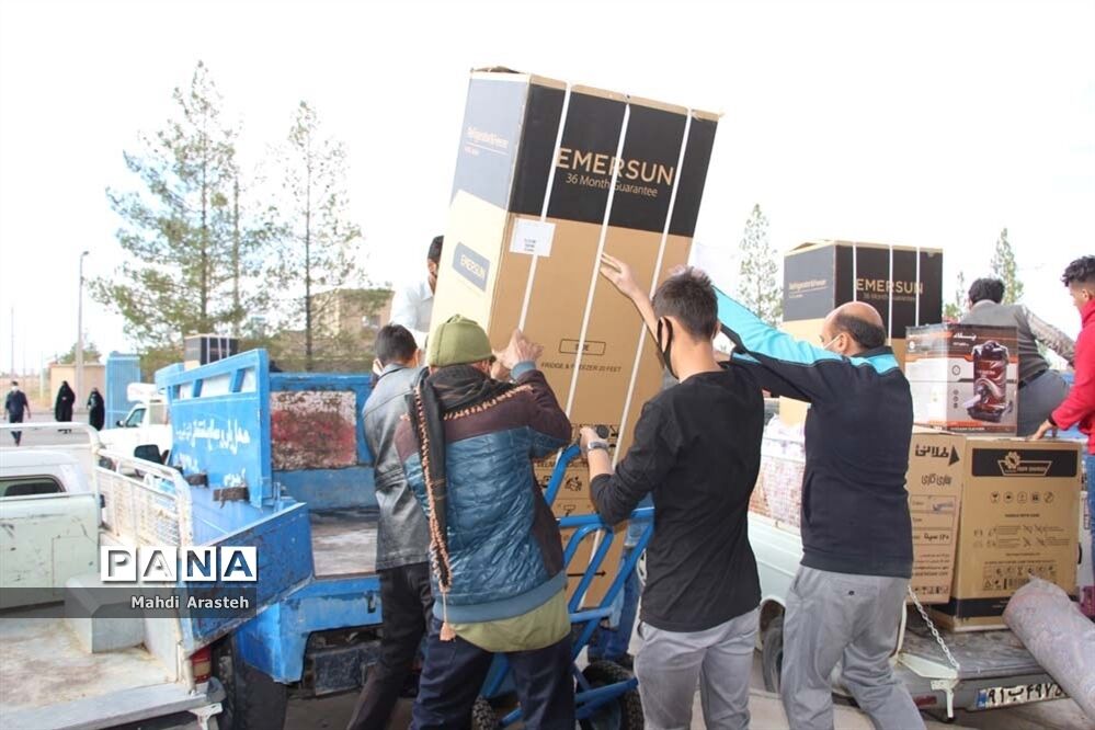 دستان مهر ورز گل لبخند رابرلبان زوج های خوسفی آورد