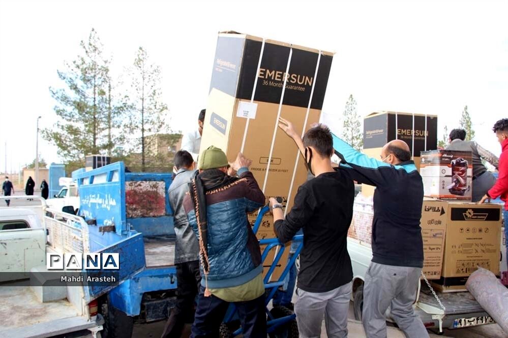دستان مهر ورز گل لبخند رابرلبان زوج های خوسفی آورد
