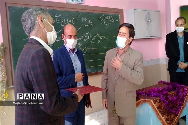 افتتاح کتابخانه های کلاسی در دبستان باهنر شهرستان کاشمر