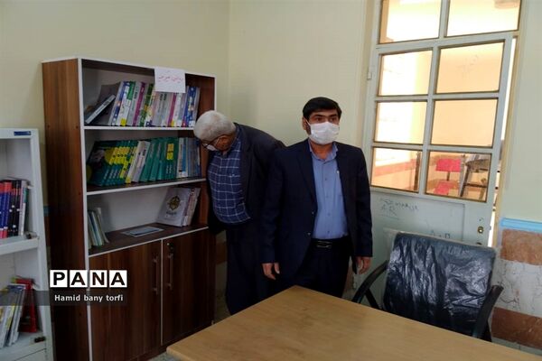 نواختن زنگ کتاب و کتابخوانی بصورت نمادین درهنرستان ولایت شهرستان حمیدیه