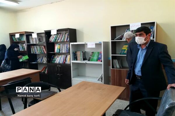 نواختن زنگ کتاب و کتابخوانی بصورت نمادین درهنرستان ولایت شهرستان حمیدیه