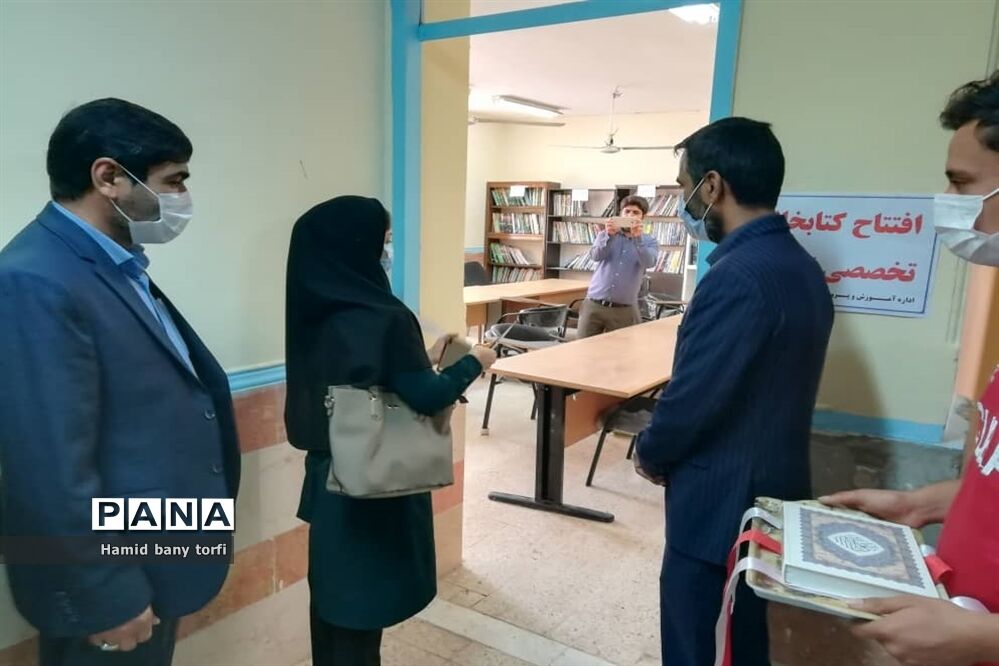 نواختن زنگ کتاب و کتابخوانی بصورت نمادین درهنرستان ولایت شهرستان حمیدیه