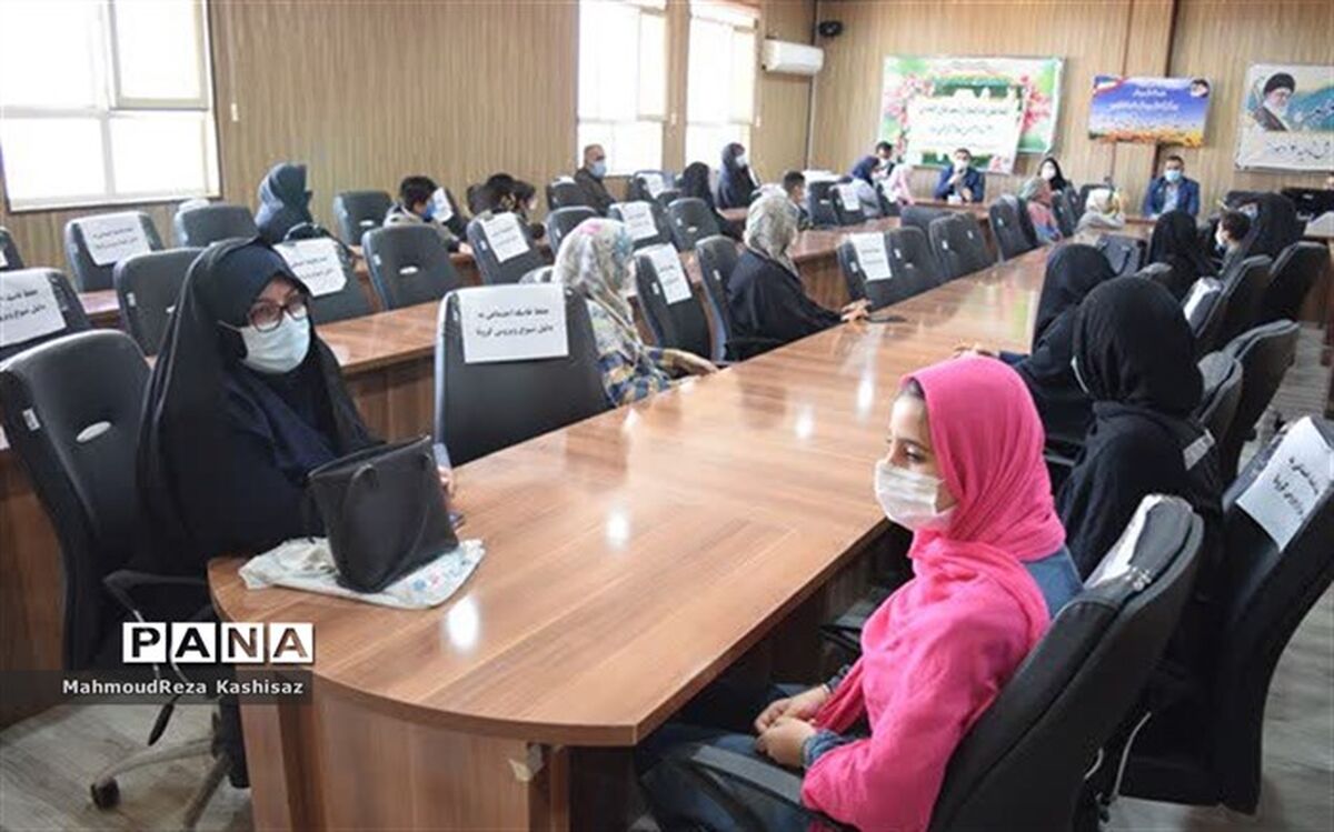  تجلیل از دانش آموزان برتر جشنواره کشوری " هر خانواده یک کانون یاریگر زندگی