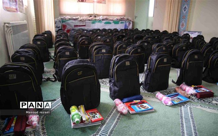۲۰۰بسته آموزشی در قالب کمک های مومنانه بین دانش آموزان بی بضاعت منطقه میانه توزیع شد