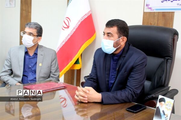 تجلیل از معلم نیک اندیش بردخونی توسط معاون پرورشی و فرهنگی استان بوشهر