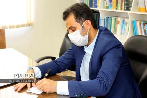 تجلیل از معلم نیک اندیش بردخونی توسط معاون پرورشی و فرهنگی استان بوشهر