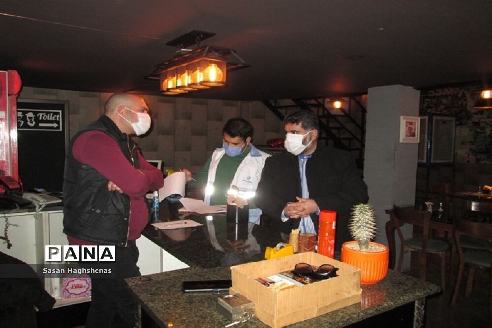 گشت شبانه تیم بازرسی ستاد کرونا شهرستان اسلامشهر از مراکز گروه چهارم شغلی