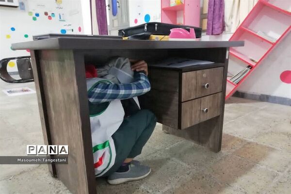 مانور زلزله در دبستان طلوع اندیشه منطقه بندر ریگ