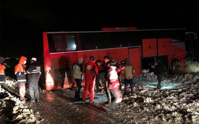 برخورد اتوبوس با کوه + تصاویر