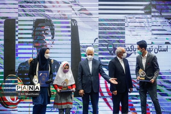آیین تجلیل از دانش‌آموزان پژوهشگر و فناوران برگزیده