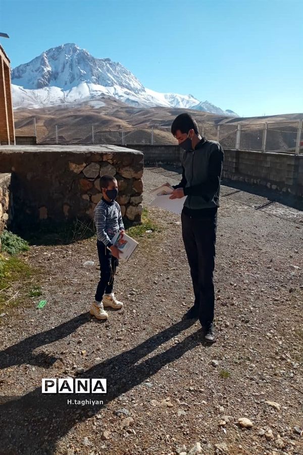 معلمان در سنگر خدمت به دانش‌آموزان محروم