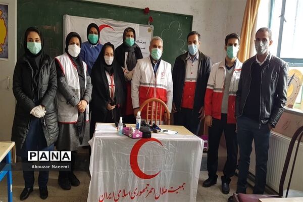 استقرار کاروان سلامت جمعیت هلال احمر پاکدشت در روستای حاجی آباد