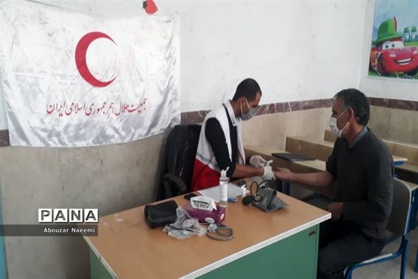 استقرار کاروان سلامت جمعیت هلال احمر پاکدشت در روستای حاجی آباد