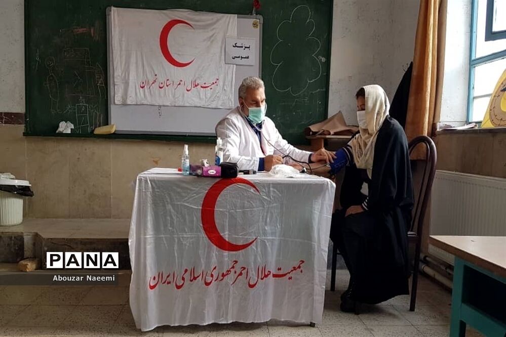 استقرار کاروان سلامت جمعیت هلال احمر پاکدشت در روستای حاجی آباد