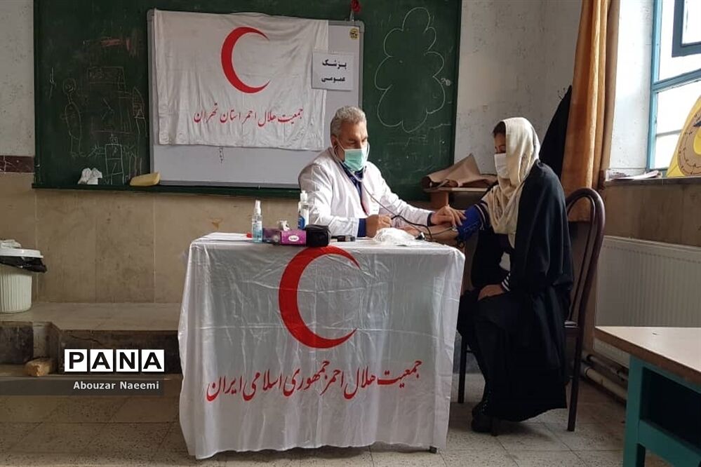 استقرار کاروان سلامت جمعیت هلال احمر پاکدشت در روستای حاجی آباد