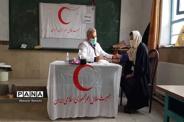 استقرار کاروان سلامت جمعیت هلال احمر پاکدشت در روستای حاجی آباد