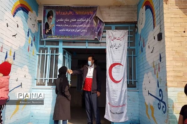 استقرار کاروان سلامت جمعیت هلال احمر پاکدشت در روستای حاجی آباد
