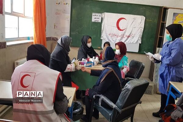 استقرار کاروان سلامت جمعیت هلال احمر پاکدشت در روستای حاجی آباد