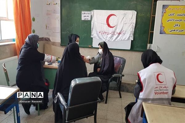 استقرار کاروان سلامت جمعیت هلال احمر پاکدشت در روستای حاجی آباد
