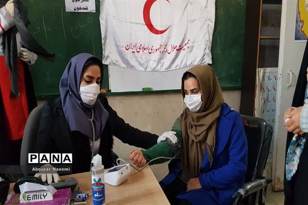استقرار کاروان سلامت جمعیت هلال احمر پاکدشت در روستای حاجی آباد
