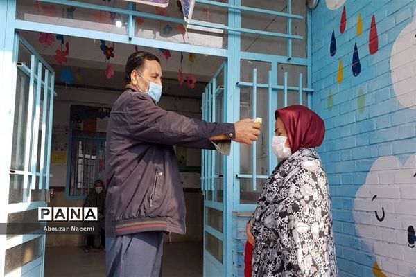 استقرار کاروان سلامت جمعیت هلال احمر پاکدشت در روستای حاجی آباد