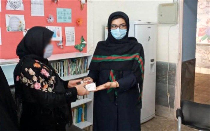 ۴ دانش آموز افغان و ۳ دانش آموز ایرانی یک مدرسه صاحب گوشی هوشمند شدند