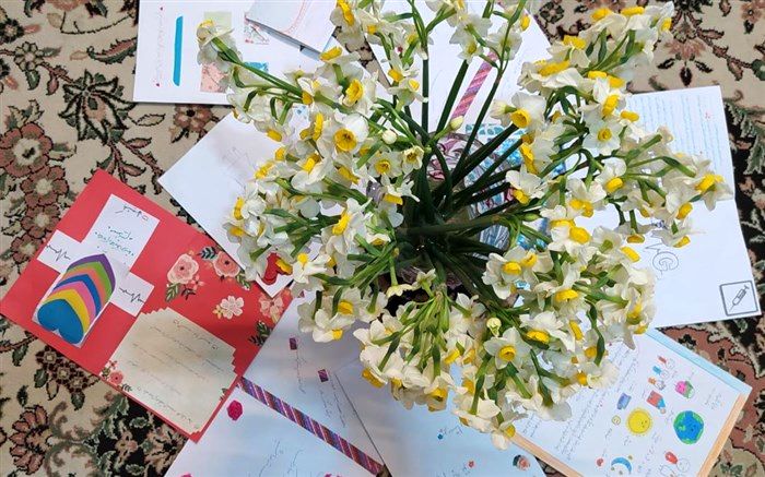 قدردانی دانش‌آموزان دبیرستان فدک از زحمات پرستاران