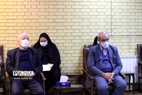 دیدار مدیرکل آموزش و پرورش آذربایجان شرقی و کارکنان معاونت سوادآموزی اداره‌کل با نماینده ولی فقیه در استان