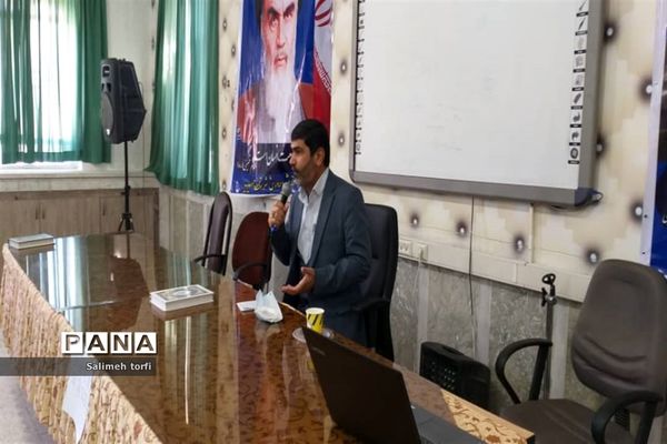 برگزاری جلسه مدیران مقطع ابتدایی درسالن اجتماعات اداره شهرستان حمیدیه