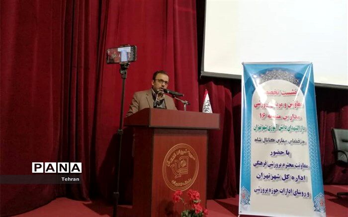 ولی پوری: از مربیان پرورشی می خواهم که تمام عناصر مدرسه را در تربیت دانش آموزان دخیل کنند