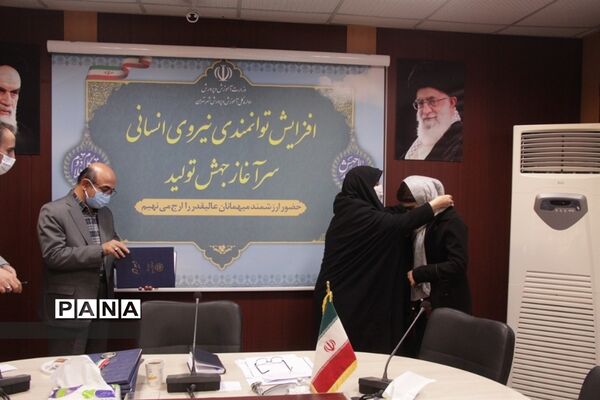تجلیل از دانش‌آموزان مدال‌آور آموزش و پرورش منطقه ۱۳ تهران در المپیاد‌های علمی کشور