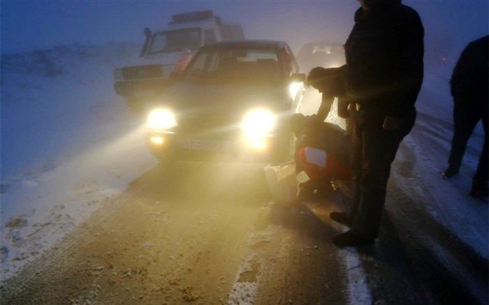 امدادرسانی هلال احمر زنجان به 20 خودروی گرفتار در برف و کولاک