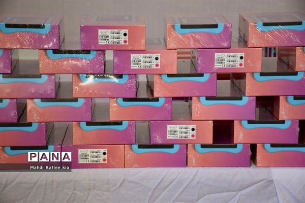 اهداى 600 دستگاه وسیله گرمایشى به نیازمندان و ١٨٥٠ دستگاه تبلت  به دانش آموزان نیازمند