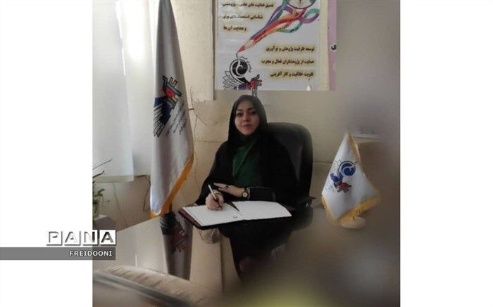آیین رونمایی از کتاب افتخارات دانش آموزان پژوهشگر منطقه چهار